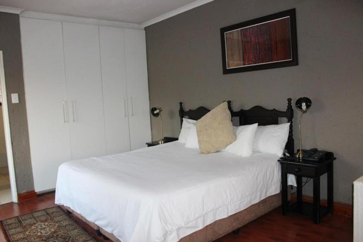 Flamboyant Guest Lodge suite bedroom